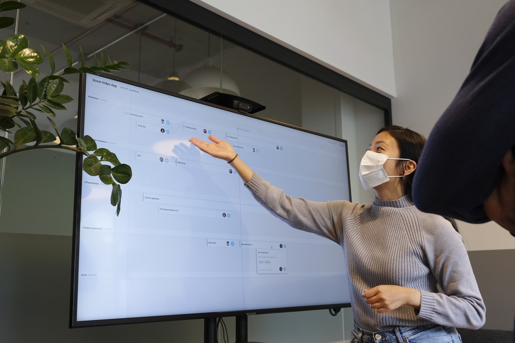how to effectively manage a crisis on social media